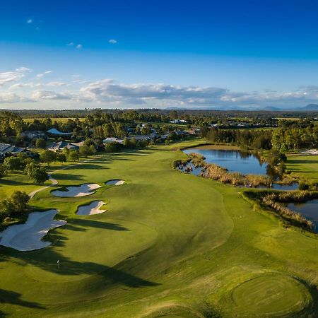 Chateau Elan At The Vintage Pokolbin Exteriör bild The 18th hole at The Lakes Golf Club