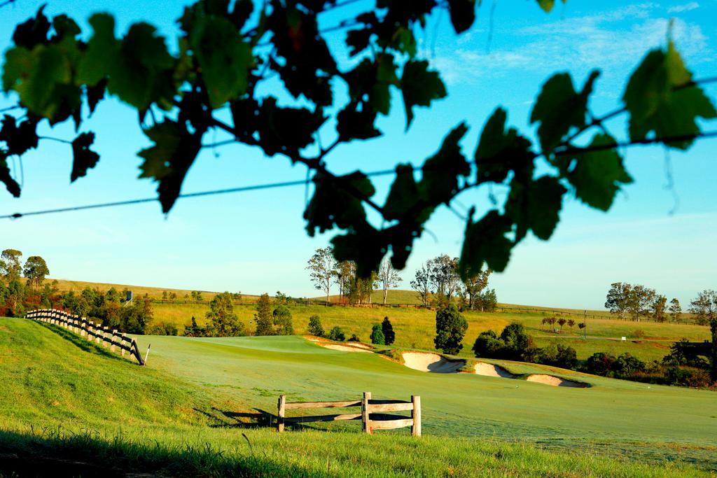 Chateau Elan At The Vintage Pokolbin Exteriör bild The 18th hole at the 2007 PGA Championship