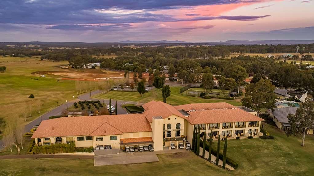 Chateau Elan At The Vintage Pokolbin Exteriör bild Aerial view of the clubhouse at the Wagga Wagga Golf Club