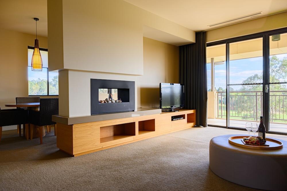 Chateau Elan At The Vintage Pokolbin Exteriör bild A suite at the Peppers Springs Hotel