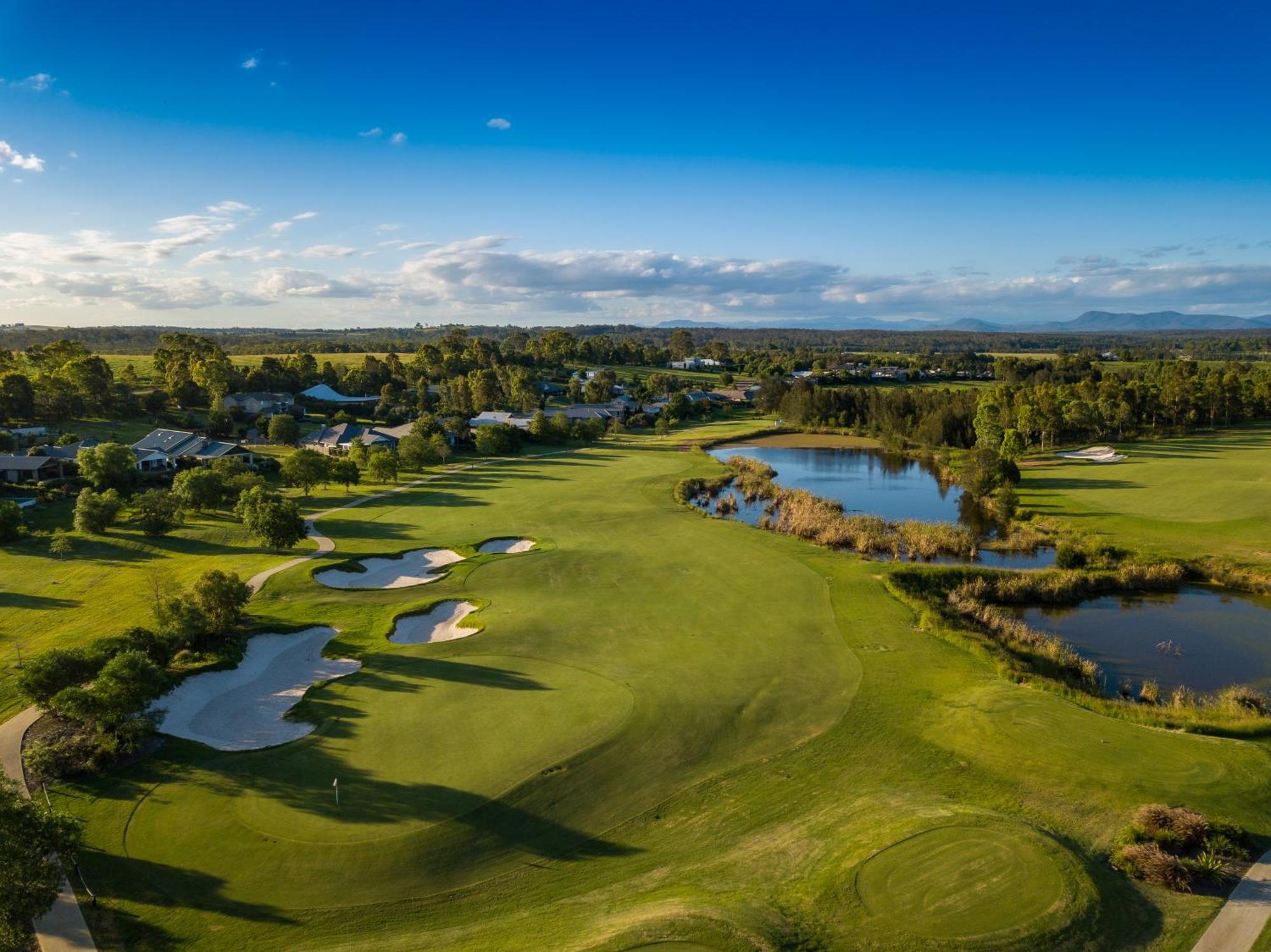Chateau Elan At The Vintage Pokolbin Exteriör bild The 18th hole at The Lakes Golf Club