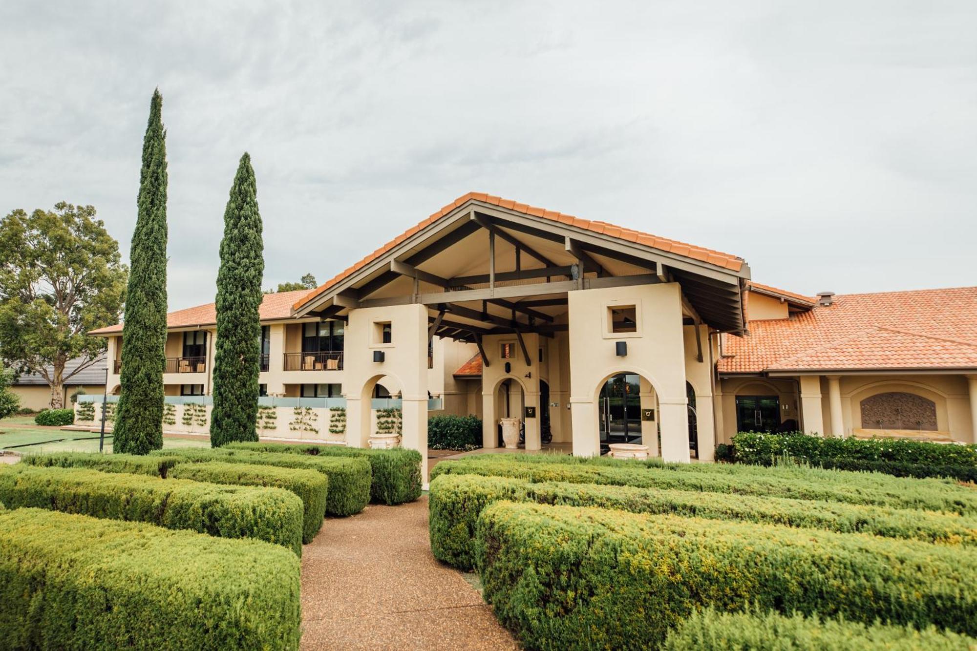 Chateau Elan At The Vintage Pokolbin Exteriör bild Clubhouse at the Royal Perth Golf Club