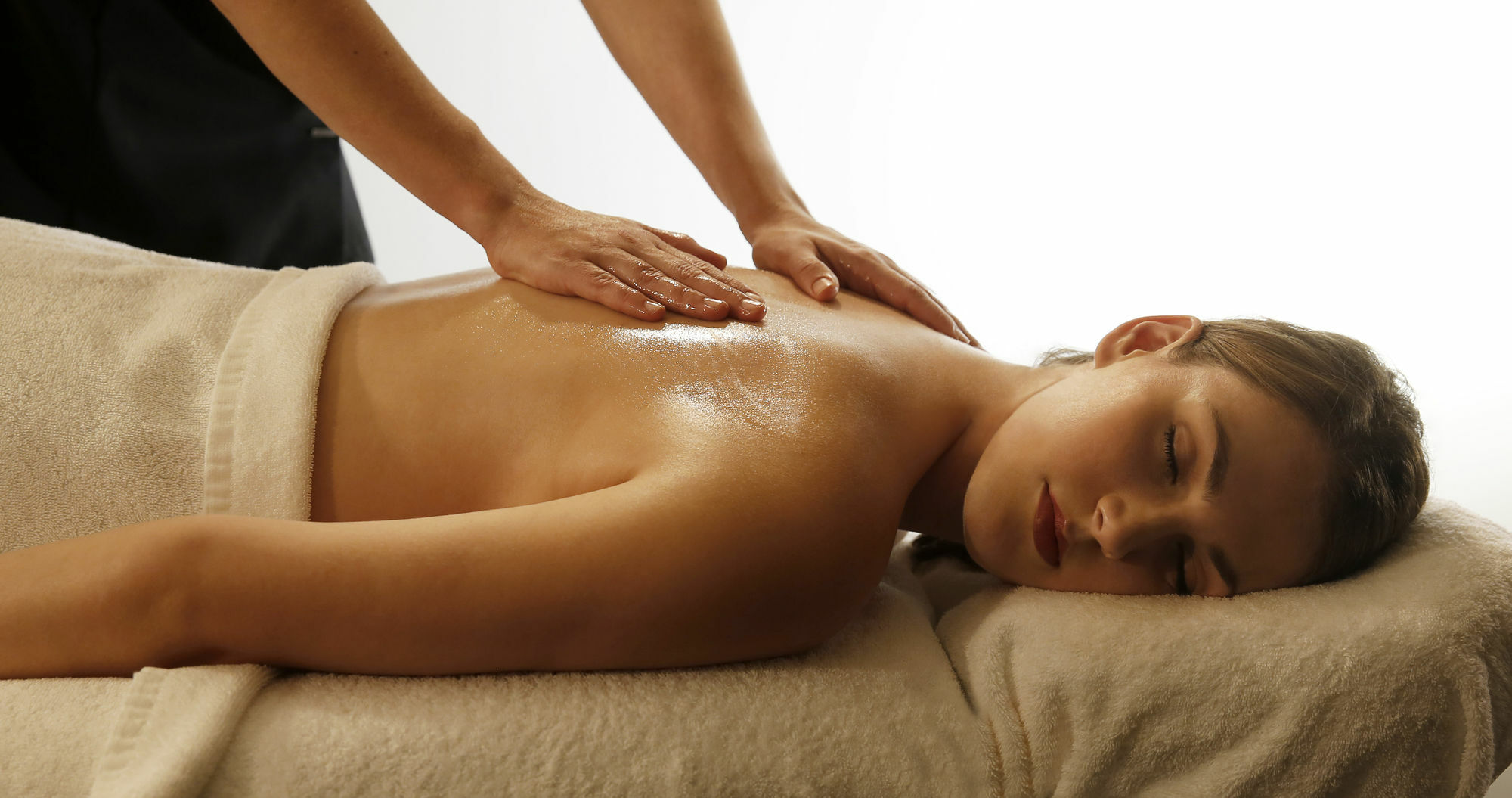 Chateau Elan At The Vintage Pokolbin Exteriör bild A woman receiving a massage