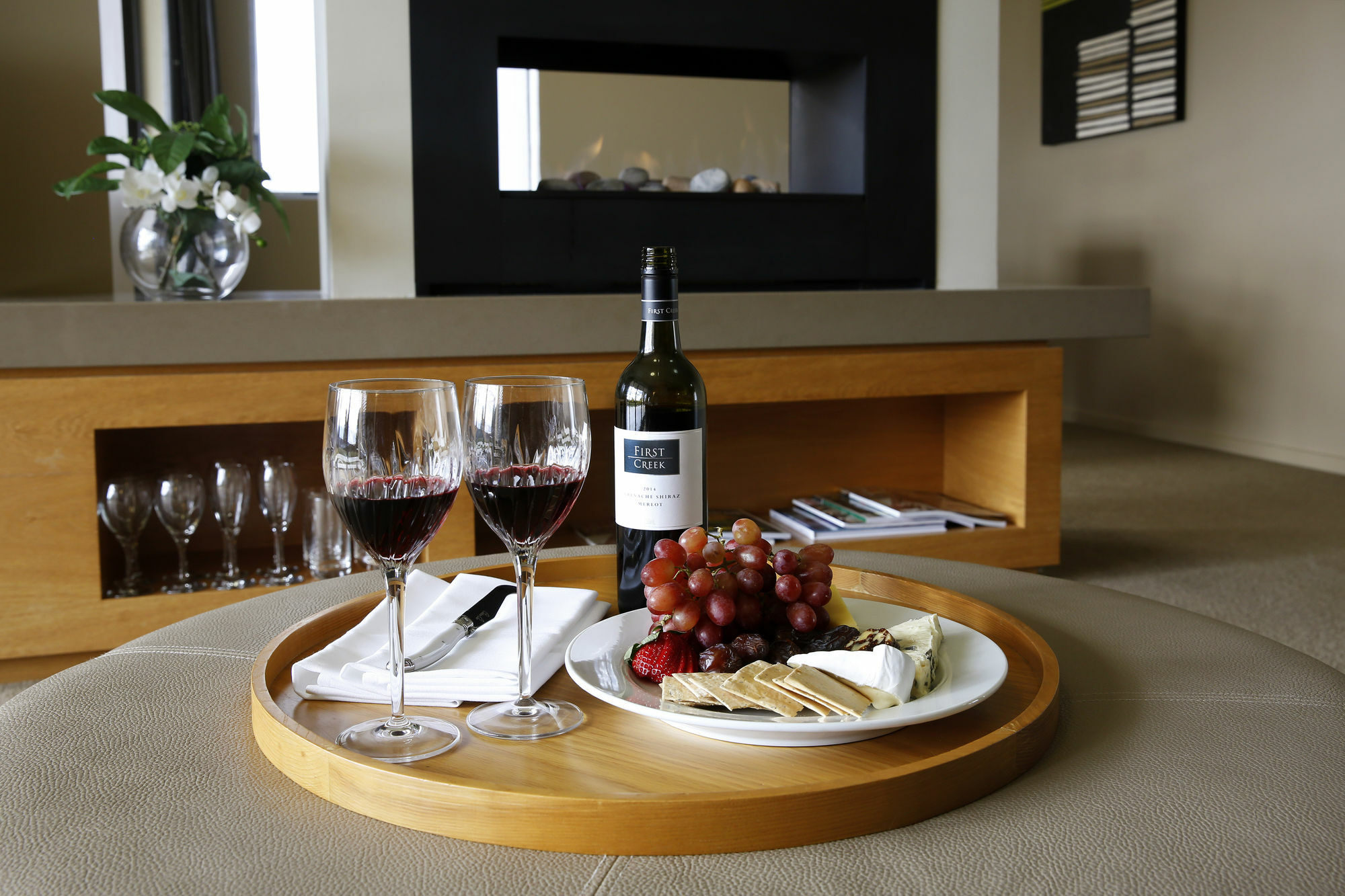Chateau Elan At The Vintage Pokolbin Exteriör bild A wine and cheese platter