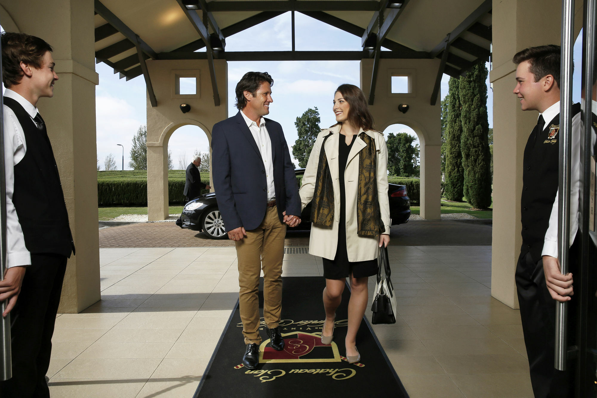 Chateau Elan At The Vintage Pokolbin Exteriör bild A couple being greeted by a concierge