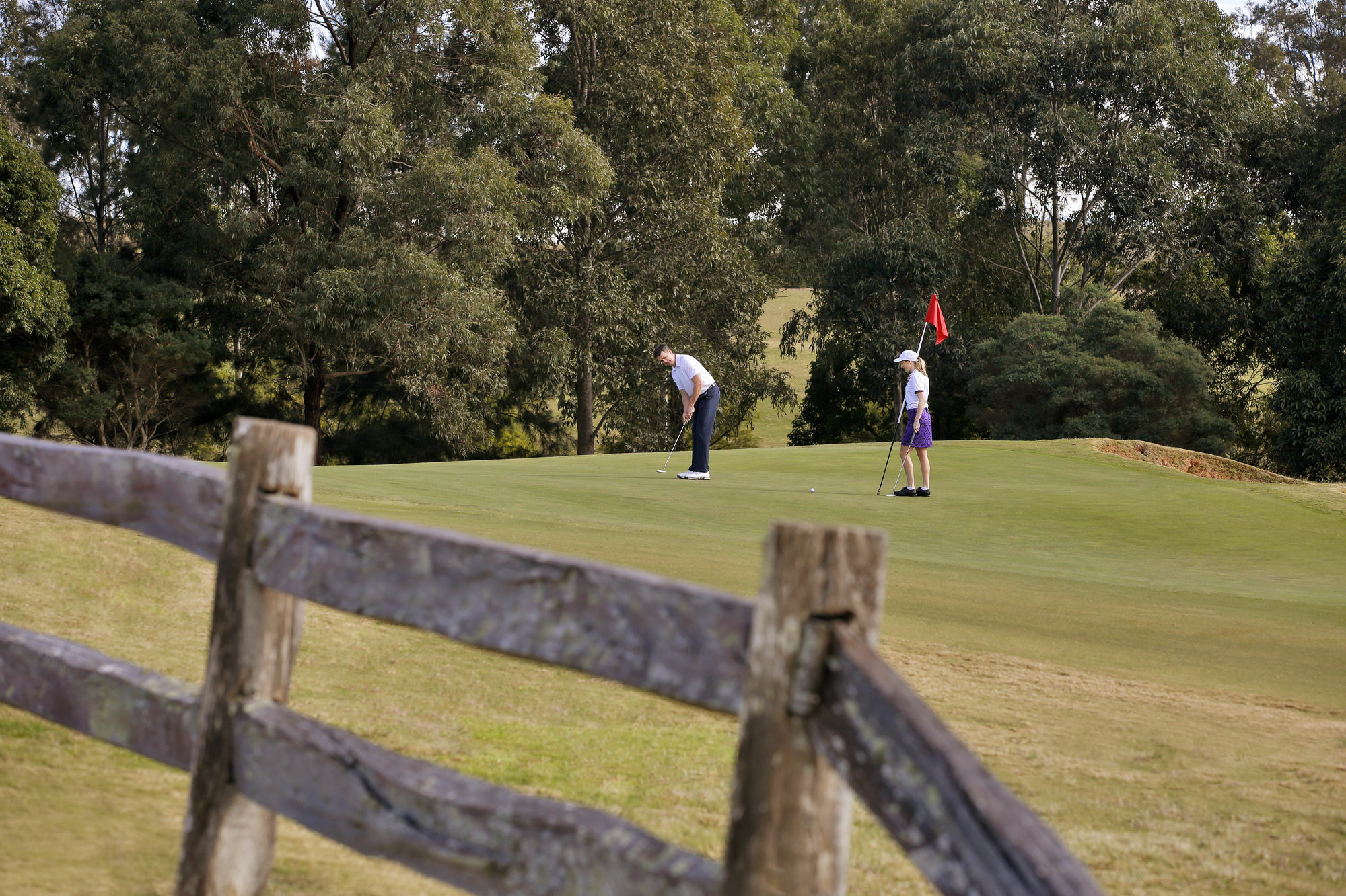 Chateau Elan At The Vintage Pokolbin Exteriör bild Golfers at the 18th green